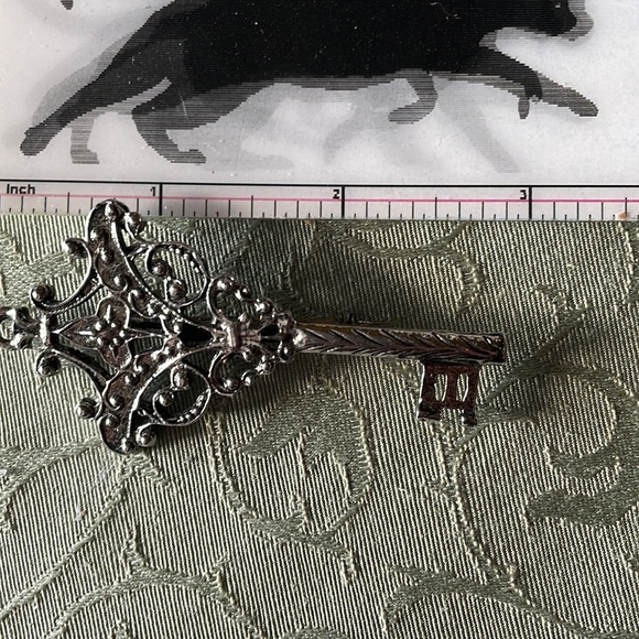 Vintage Key pendant or brooch pin silver tone with dark accented metal EVC - Picture 4 of 6